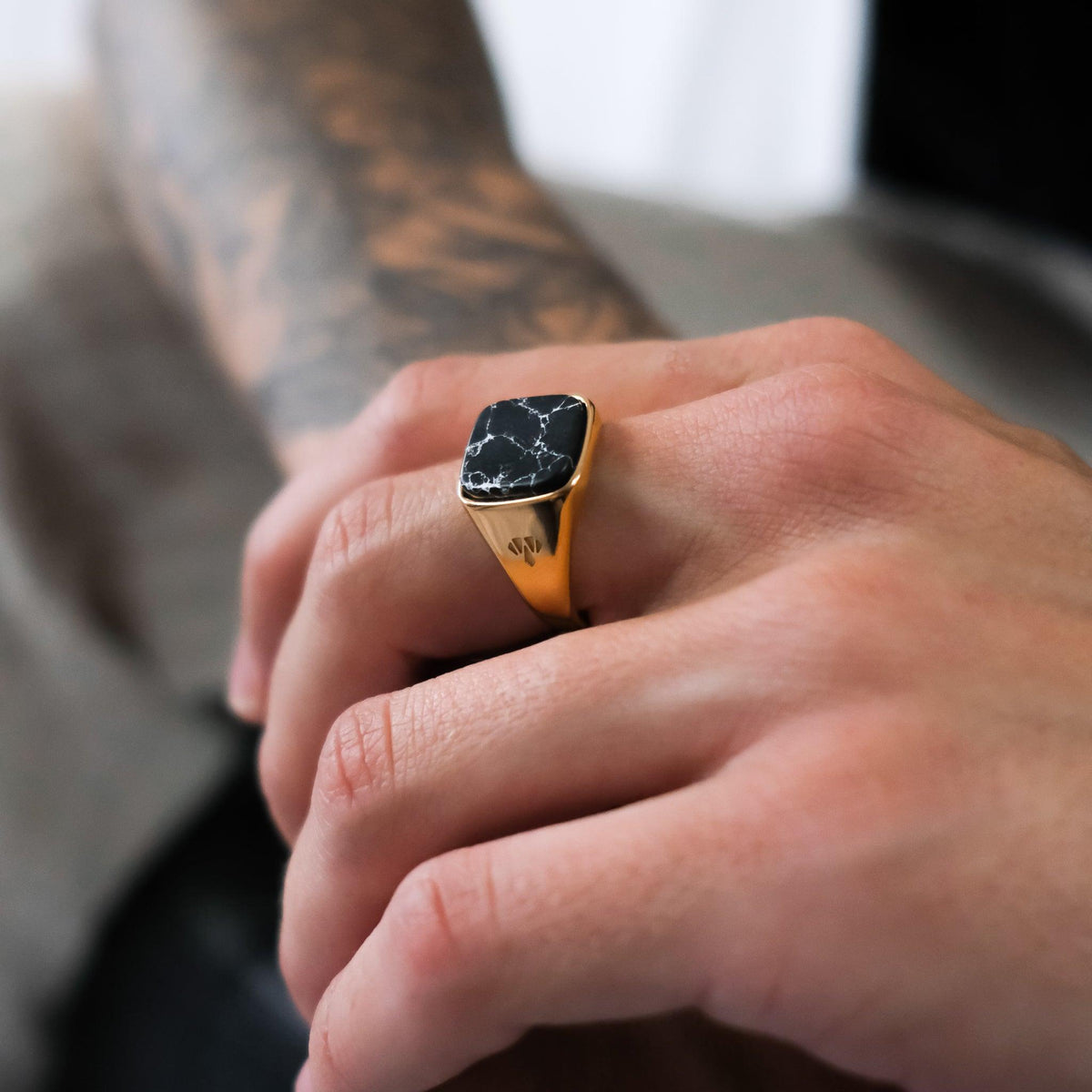 Signet ring sort marmor