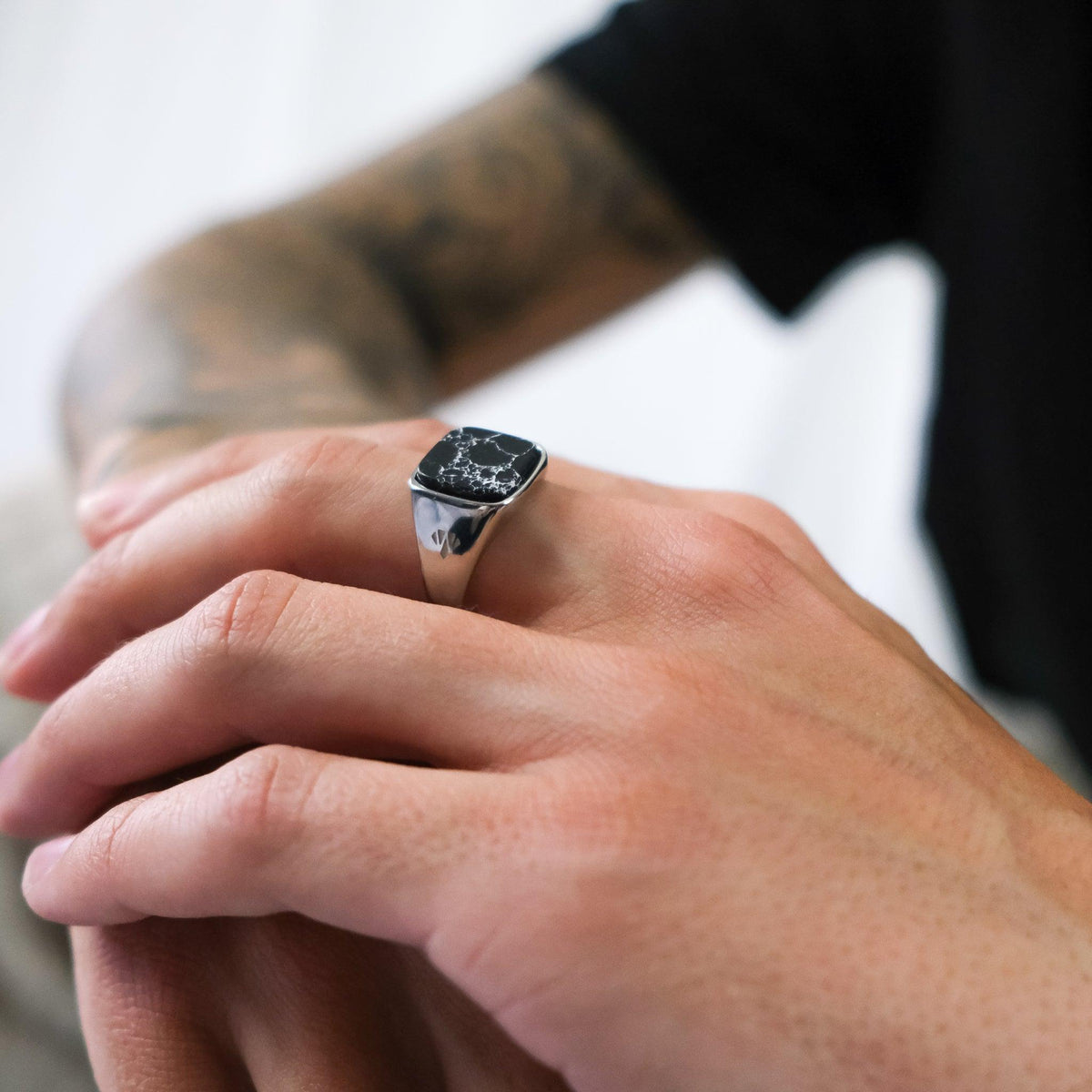 Signet ring sort marmor