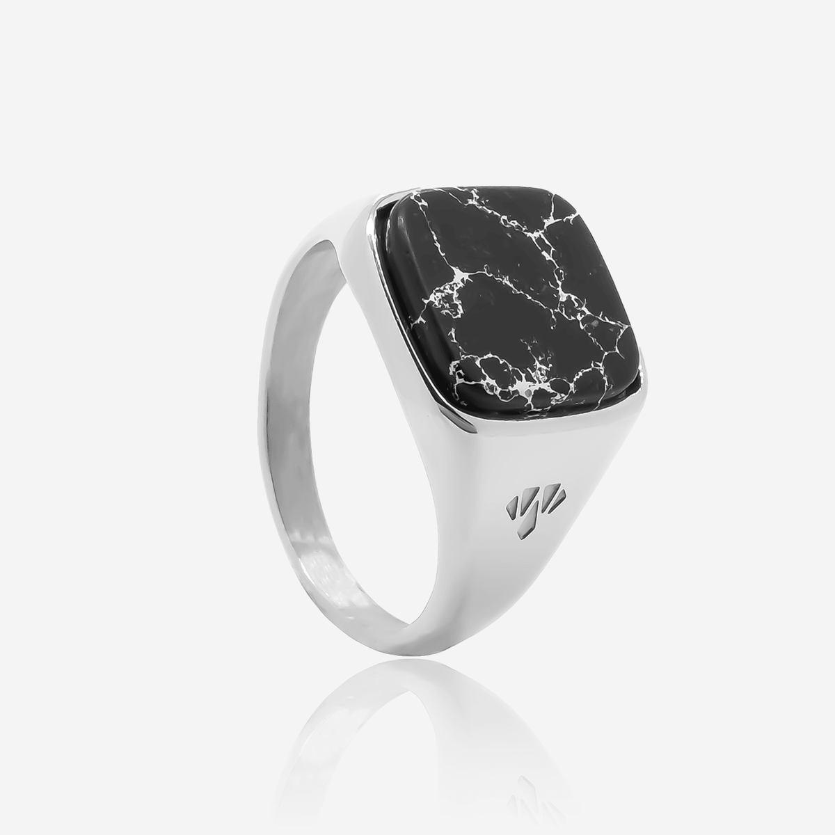 Signet ring sort marmor